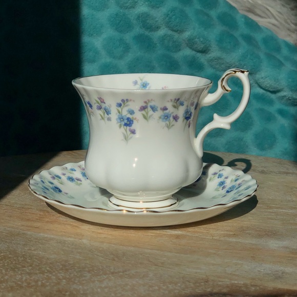 Royal Albert ‘Memory Lane’ teacup & saucer set - Picture 6 of 13